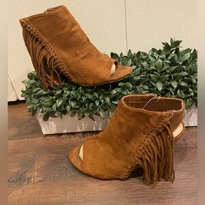 Cognac Block Heel Fringe Side Zip Peep Toe
Sandal/Bootie Size 10